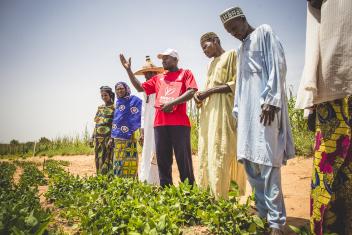 Mercy Corps trainer Zakaria works with farmers in a Niger village to test varieties of beans and fertilizers so they can grow the best crops as quickly as possible.