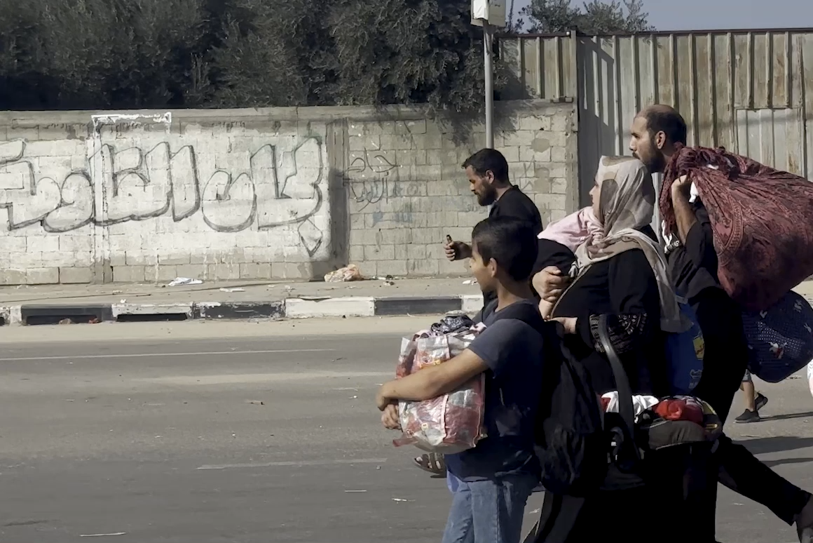 In central Gaza, Palestinians flee from northern Gaza to the south after the Israeli army issued an evacuation warning.