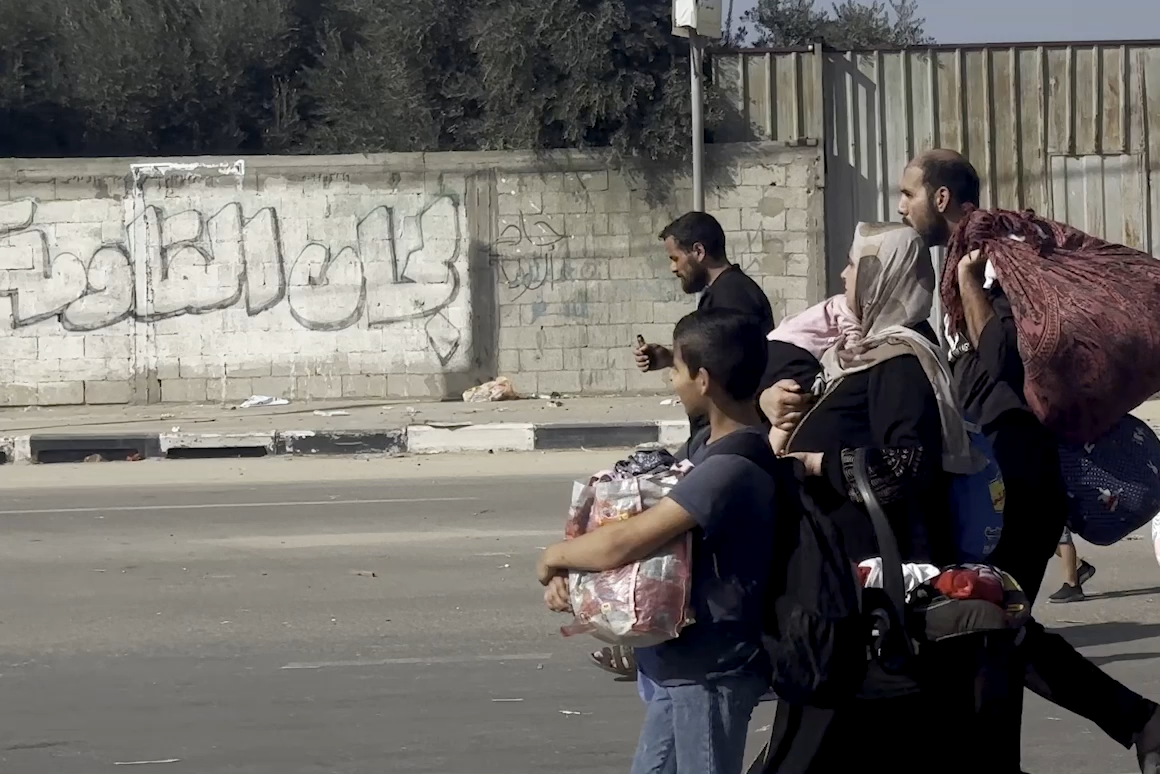 In central gaza, palestinians flee from northern gaza to the south after the israeli army issued an evacuation warning.