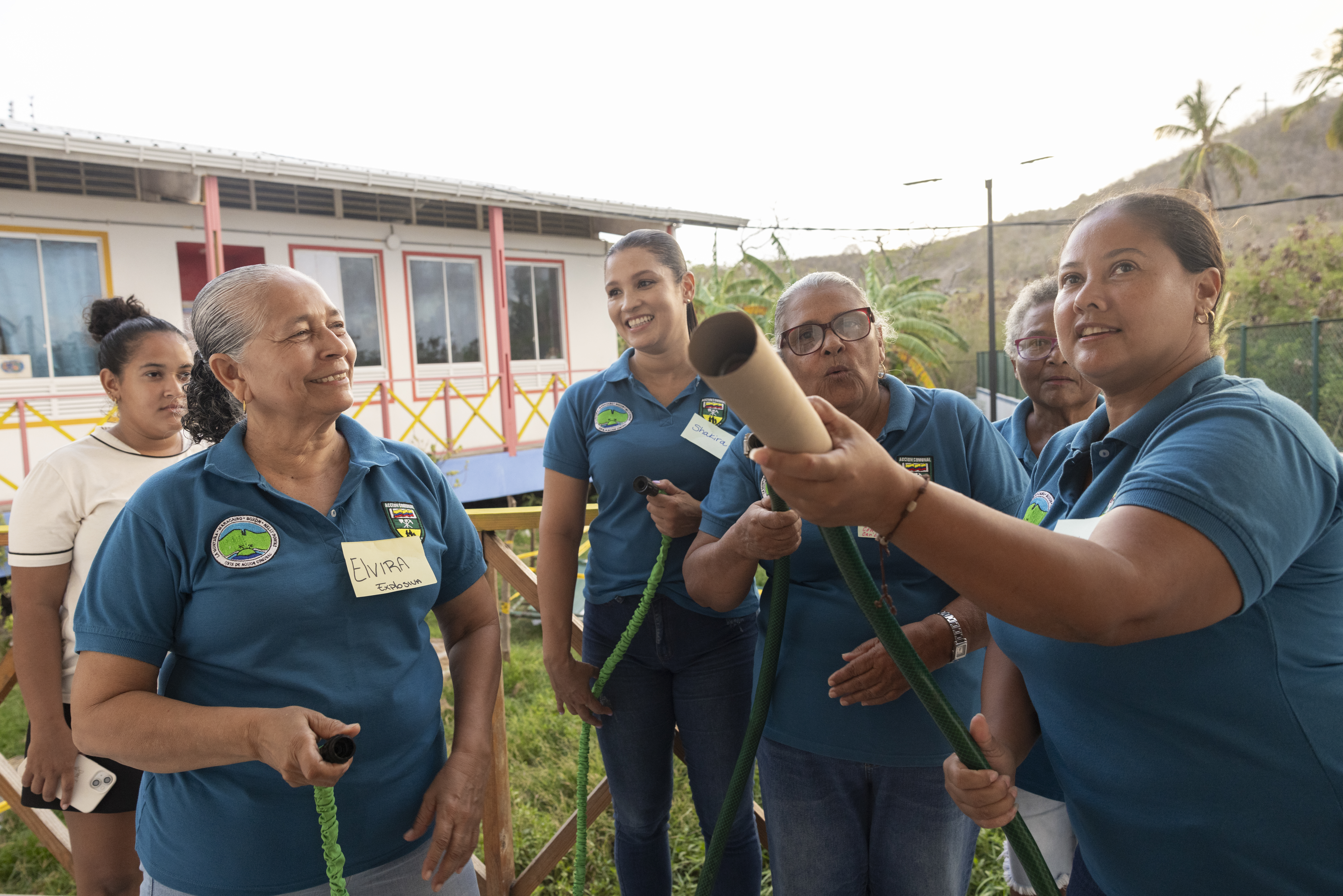 In san andrés, participants perform a hands-on fire response drill in an emergency preparedness workshop to strengthen community resilience for future disasters. 