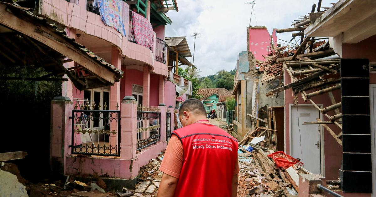 Gempa melanda pulau terpadat di Indonesia
