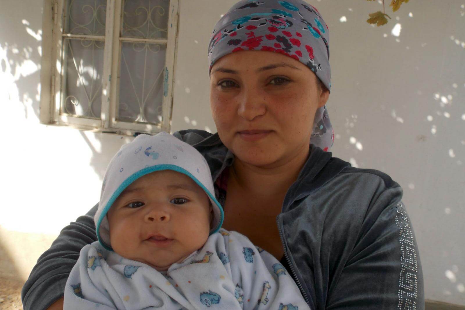 Мама по таджикски. Младенец таджик. Новорожденные дети таджиков. Узбекские Новорожденные дети. Таджикские дети Новорожденные.