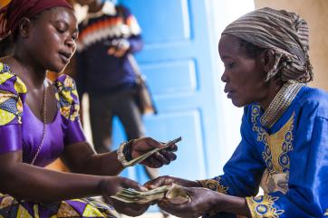 Cash payment dispersion between two congolese woman. 