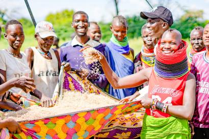 Pasture producers from usaid nawiri-supported nadike farm joyfully celebrating after harvesting fodder seeds for their farm in namakat village, turkana county. 