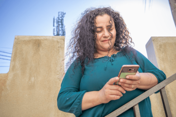 Daad pictured looking at her smartphone