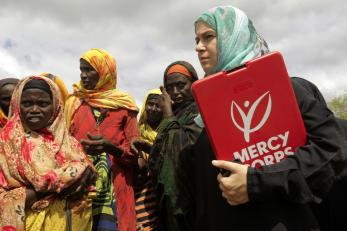 Mercy corps staff member jasmine avgerakis with refugees in baidoa, somalia.