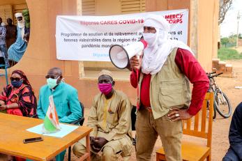 In response to the ongoing economic impacts of the covid-19 pandemic, the mercy corps niger distributes cash assistance.