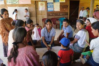 Mediator Amanda Sacul solicits the opinion of the women at a meeting of San Antonio Las Cuevas to propose a solution to their land conflict with a neighboring community.