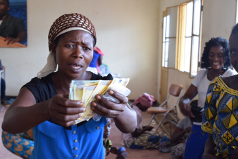 A woman in DR Congo holds cash in her hands