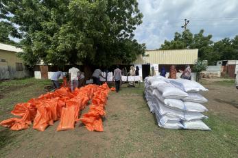 Mercy Corps, with support from the Italian Agency for Development Cooperation (AICS), prepare to distribute seeds to a women’s association in Gedaref state.