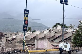 Collapsed building in Venezuela with portable lighting in the foreground; this damage is due to major earthquakes that struck the country in June 2026.