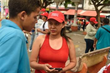 Mercy Corps volunteer Yoleidis Martínez performs a food security survey of Venezuelan immigrants.