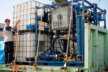 With groundwater tainted from the hurricane’s surge and strength, Mercy Corps’ emergency response team, together with Mission Resolve, coordinated the deployment of a water treatment and desalination plant from the hull of a barge to a site in Freeport on Grand Bahama Island.