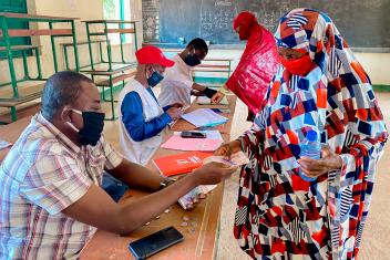 Food security and chronic malnutrition were already widespread in parts of Africa before the spread of the coronavirus. In Niger, our teams met the immediate food needs of vulnerable populations through cash distributions so they can buy the items they need most.