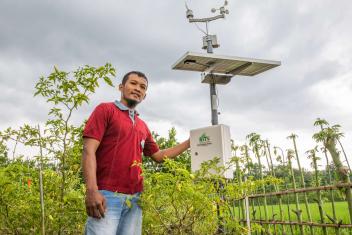 Roni, a farmer in Indonesia, grappled with the rise in extreme weather and found help from his local farmers’ group. Our teams work with groups like Roni’s, sharing new practices and technology, like this soil and weather monitoring station, to increase harvests.