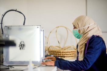 To help understaffed and undersupplied medical facilities in Tunisia, our teams partnered with local organizations to use 3D printers to create personal protection equipment. © Ashref Ben Hammadi