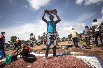 “Food fairs” in Nyankunde reached more than 57,000 people and were organised by Mercy Corps in collaboration with community traders to stimulate economic recovery in the region by supporting local markets.