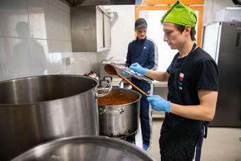 Siarmei Dravitski works in the kitchen of Sluszna Strawa, a Polish community organization and Mercy Corps partner. Originally a catering company, the organization pivoted to feeding refugees when the war began in Ukraine.