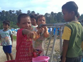 Children in the camp at km 37 collecting water. photo: sara velasquez/mercy corps