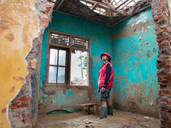 Piva visits a destroyed house in indonesia