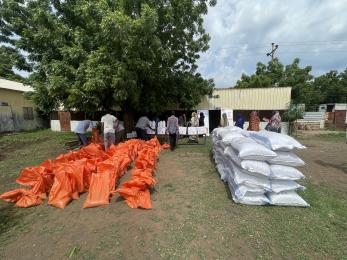 Mercy corps, with support from the italian agency for development cooperation (aics), prepare to distribute seeds to a women’s association in gedaref state.